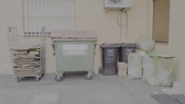 Διαλογή Απορριμμάτων Κουτιά Απορριμμάτων Από Χαρτόνι — Αρχείο Βίντεο