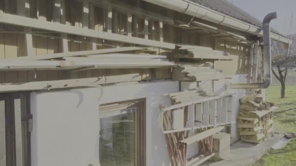 Πρόσοψη Σπιτιού Παράθυρο Απορροφητήρα Καυσόξυλα Και Ξύλινη Σκάλα Πίσω Αυλή — Αρχείο Βίντεο