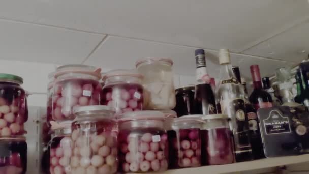 玻璃瓶中的罐装浆果 酒瓶中的酒精 — 图库视频影像
