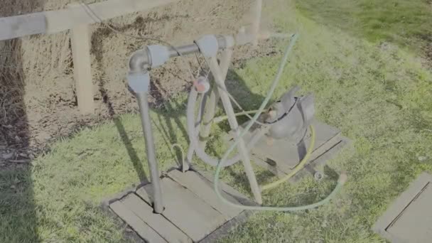 家の庭に電気水ポンプ — ストック動画