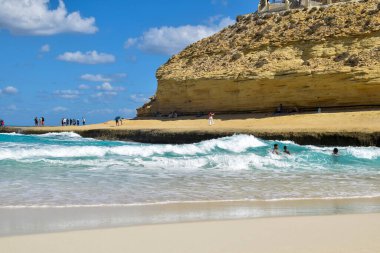 Siwa, Mısır- 7 Ekim 2022 - Marsa matrouh Mısır 'daki güzel beyaz kumlu ve yüksek kayalıklı Agebah plaj manzarası