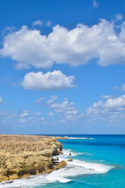 Agebah plaj manzarası, Marsa Matrouh Mısırdaki yedi mavi ve kaya kayalıklarıyla güzel bir hava.