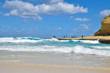 Agebah Sahili manzarası, Marsa 'da beyaz su dalgaları öğlen vakti Mısır' da.