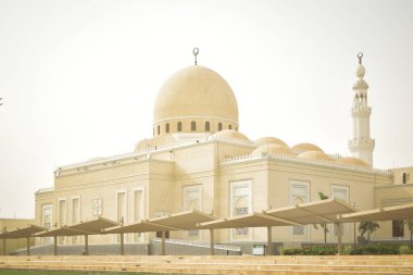 Kubbeli ve minareli caminin güzel dış görünüşü