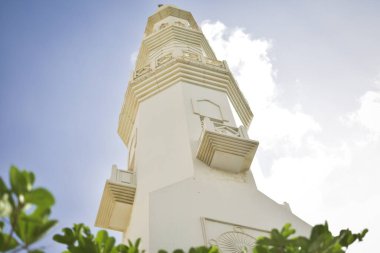 Cami minarelerinin güzel manzarası açık bir günde Kahire Mısır 'ın yukarısından