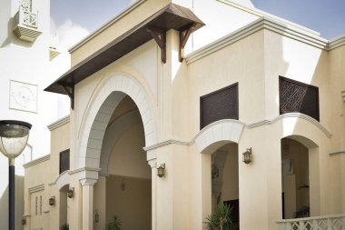 Güneşli bir günde Kahire 'deki eşsiz caminin dış görünüşü.