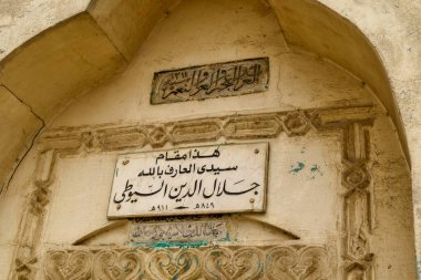 Güneşli bir günde Kahire 'deki antik mezarın dış görünüşü.