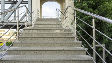 Kahire 'nin merkezinde karşıdan karşıya geçmek için boş bir merdivenin alçak açılı görüntüsü, Mısır