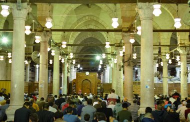 Müslümanlardan oluşan bir kalabalığın gece Mısır 'daki amr çöplüğü kül camisinde Ramazan tarawih namazı kıldığı bir fotoğraf..