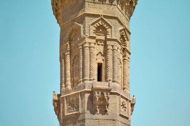 Kahire 'deki tarihi cami minarelerinin dış yüzeyinde sanat ve detaylar gün ışığında Mısır' da