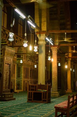 Kahire 'de gece yarısı avize ışığıyla cami manzarası
