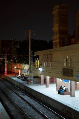 Fustat, Mısır 'daki tren istasyonunda tren beklerken birkaç sohbet.