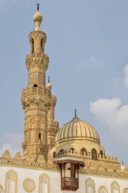 Güneşli bir günde Kahire 'deki El-Azhar camiinin minare ve kubbe manzarası.
