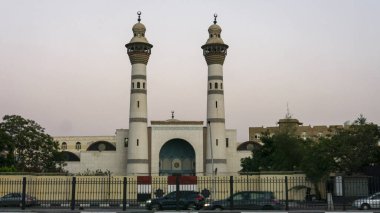 Kahire 'de gün batımında Mısır' daki ikiz cami minareleri.