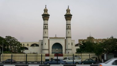 Kahire 'deki caminin dış görünüşü gün batımında Mısır' da