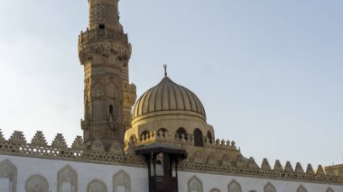 Kahire 'deki El-Azhar Camii' nin manzarası güneşli bir günde