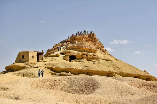 Siwa, Mısır- 7 Ekim 2022 - Güneşli bir günde Siwa Vaha 'daki ölüler dağının fotoğrafı