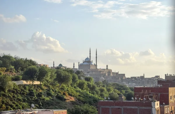 El Azhar Parkı manzarası ve Kahire 'deki yeşil çimenler güneşli günlerde.