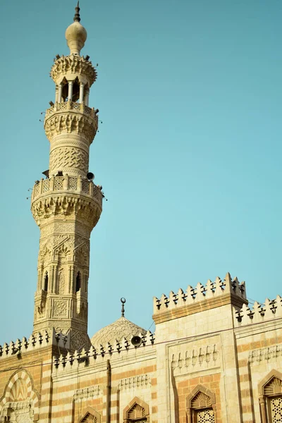 Cami minaresi Kahire 'de gün ışığında dışarıdan görüldü.