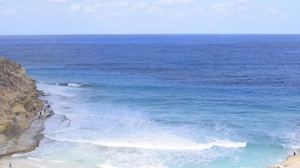 有美丽的白色沙滩和高高的悬崖峭壁的阿吉巴海滩风景 — 图库视频影像
