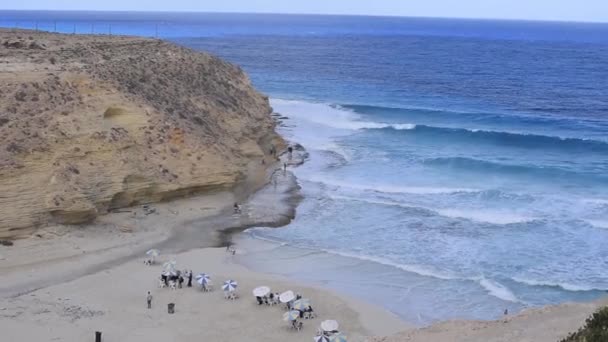 アガバビーチの風景と海の波と日当たりの良い日にマルサマトルハエジプトの石の崖と白砂浜 — ストック動画
