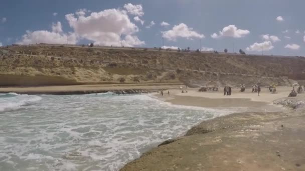 在阳光明媚的日子里 在马萨马特鲁埃及岛上 有海浪和石崖的阿吉巴海滩景观 — 图库视频影像