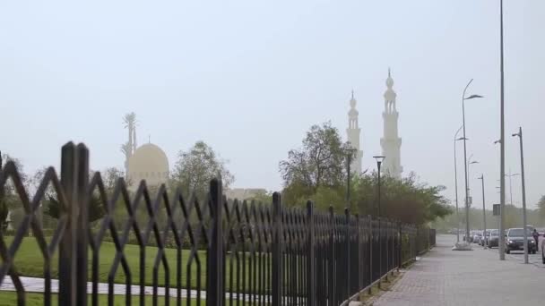 モスクと自然公園の美しい広いビュー 晴れた日のイルーのカイロの道路の横に — ストック動画