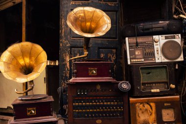 Ahşap ve altın renkli metal içinde antik bir müzik koleksiyonunun fotoğrafı.