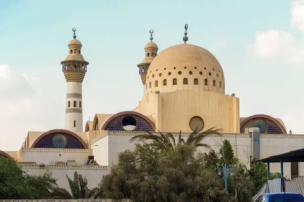 Güneşli bir günde Kahire Mısırında kubbeli ve minareli güzel bir cami manzarası. 