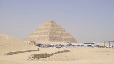 Saqara Mısırlı bir günde mezarlığın ortasında bulunan djoser Piramidi. Pervazda görüntü hareketi ve geniş açı.