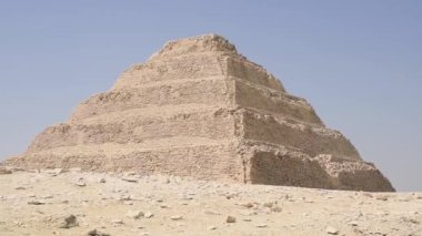 Güneşli bir günde, Necropolis 'in ortasında bulunan djoser Piramidi.