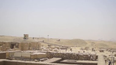 Güneşli bir günde Saqqara Mısırdaki Nekropolis ve Unas Piramidinin manzarası