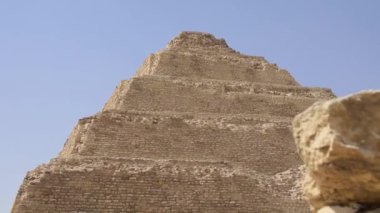 Dünyanın ilk djoser piramidi güneşli bir günde saqara egypt 'in ortasında yayalar ve yayalar ile orta ölçekli