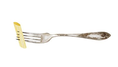 Çatallı suluboya çizimde makarna. Penne 'li metal bir çatalın el çizimi. Clip sanatı yemeği. Beyaz arka planda İtalyan makarnası. Yemek tarifi kitapları, restoran menüsü posterleri ve un için ideal.