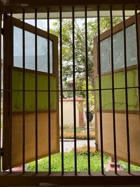 Şehirdeki eski pencere