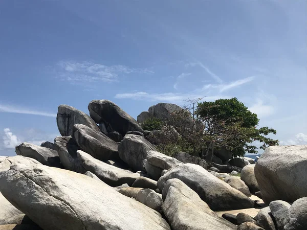 stock image Susunan batu yang cantik dengan langit biru