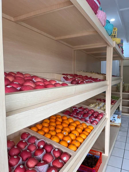 Rak berisi buah buahan segar di toko