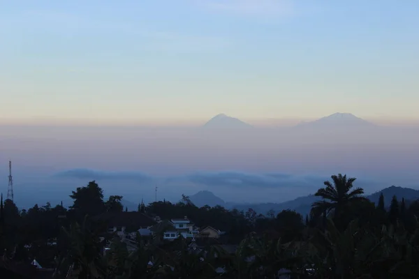 pemandangan gunung diatas awan