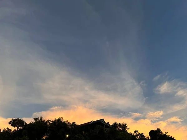 Güzel gün batımı gökyüzü bulutlu