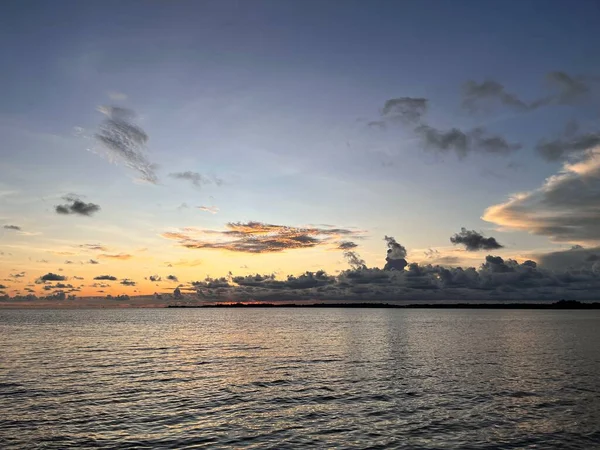 Gün batımında güzel bir deniz manzarası. Deniz kıyısında.