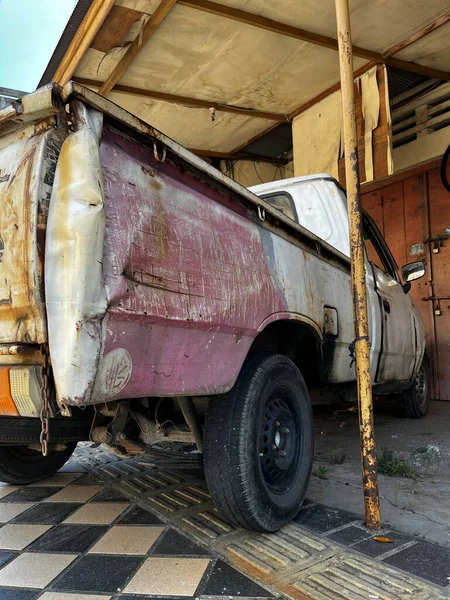 Εγκαταλελειμμένο Σκουριασμένο Αυτοκίνητο Στην Πόλη — Φωτογραφία Αρχείου