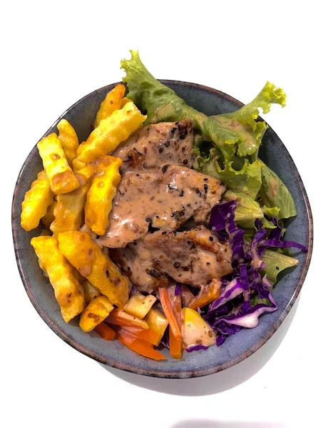 Bir kase marullu salata, tavuk göğsü, mor lahana, havuç ve patates.