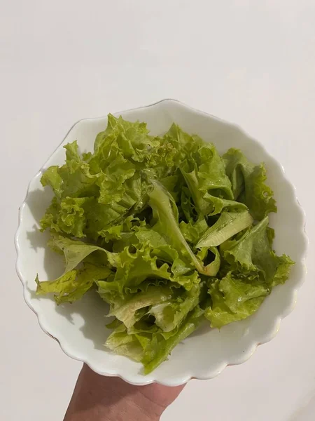 Yakın mesafeden alınmış taze marul dolu bir kase.