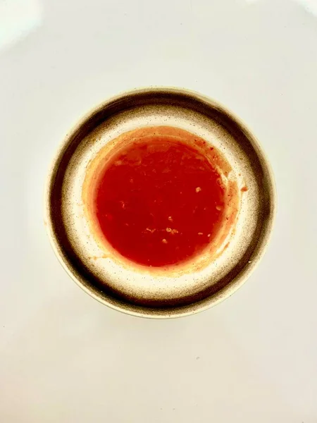 Ένα Μπολ Κόκκινη Σάλτσα Τσίλι Λαμβάνεται Από Την Πάνω Γωνία — Φωτογραφία Αρχείου