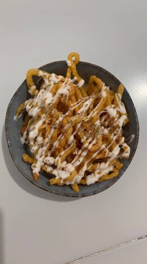 Kasede mayonez bulunan patates çubukları.