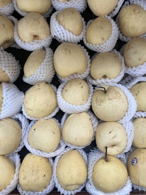 Rafa dizilmiş armutlar üst açıdan alınır.