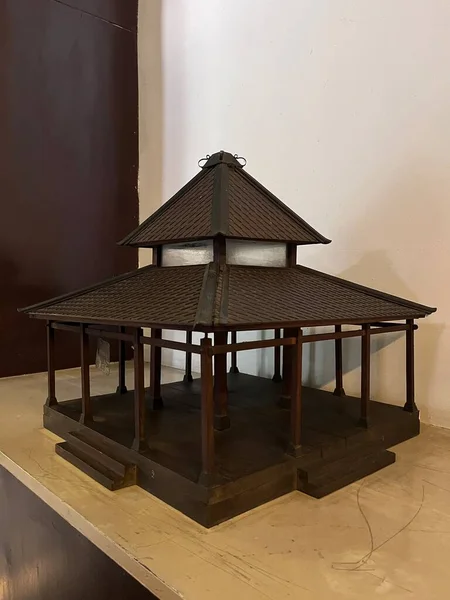 Surakarta Sarayı 'nın Tahta Minyatürü Yan Açıdan Çekildi