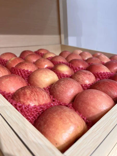 Meyve Rafında Elmalar