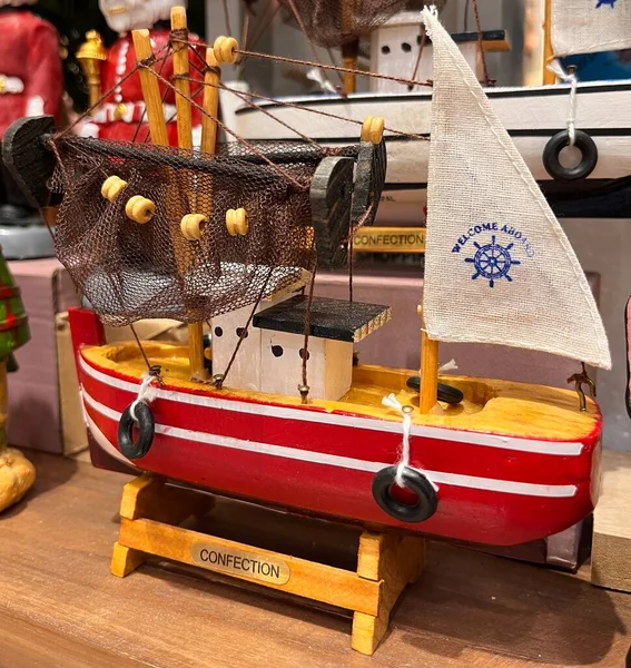 Oyuncak Mağazasında Bir Minyatür Yelkenli Gemi