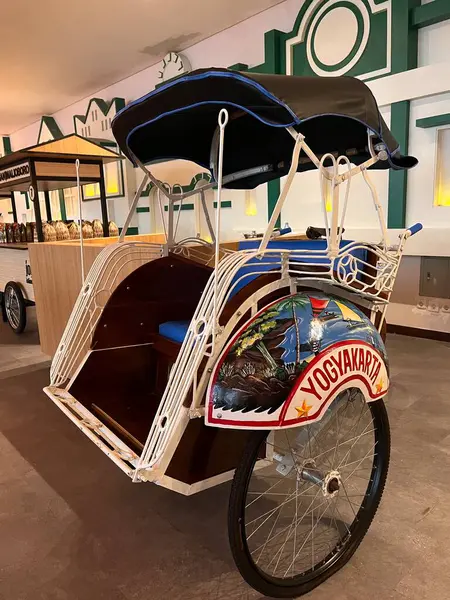 Becak adında Üç Tekerlekli Geleneksel Araç